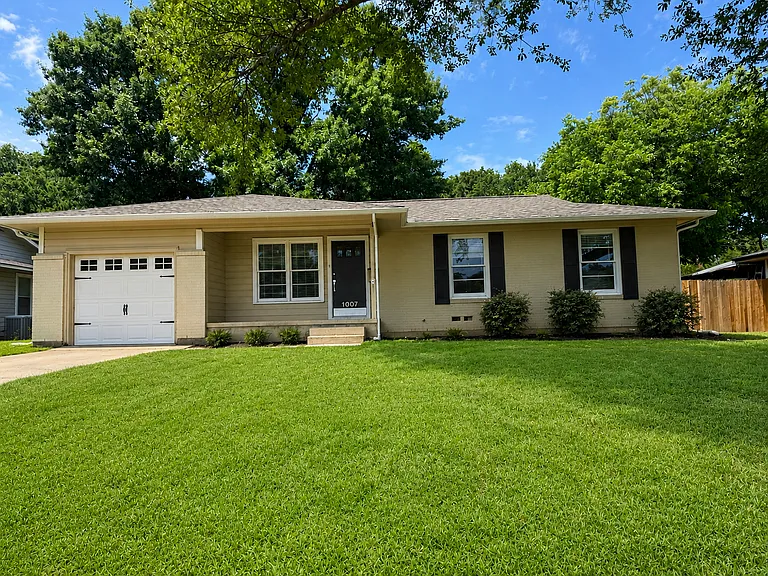 1007 W Sycamore St — Photo 1