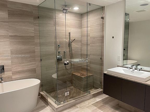 5th image of 3250 NE 188th St APT 902