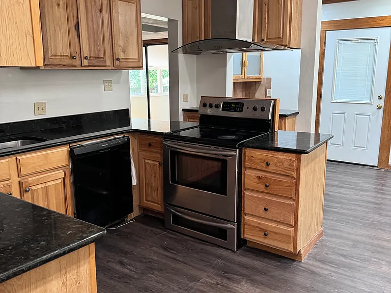 703 Peterson St — Photo 32