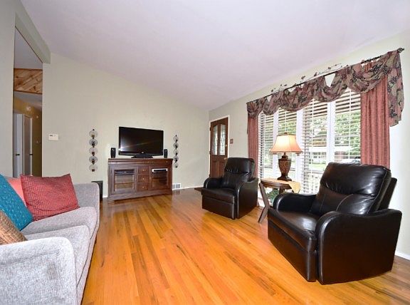 5th image of 90 Shawnee Ln