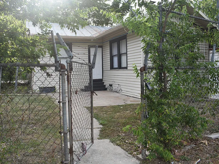 2246 E Houston St — Photo 25