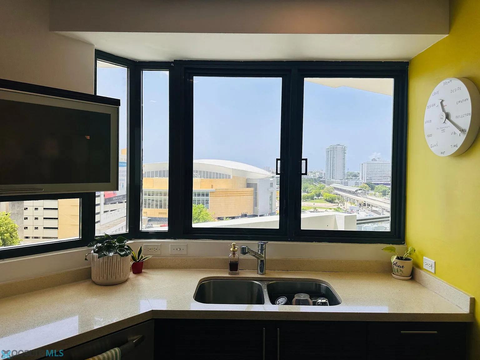Quantum Metro Center (Condominio) — Photo 4