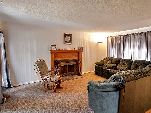 2nd image of 296 NE Hyde Cir