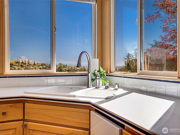 5th image of 4115 Country Club Drive NE