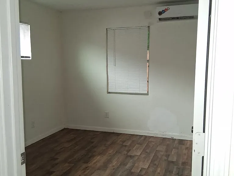 3813 Wipprecht St — Photo 9