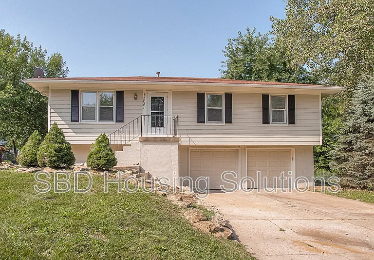 1306 SE Knight Cir — Photo 1