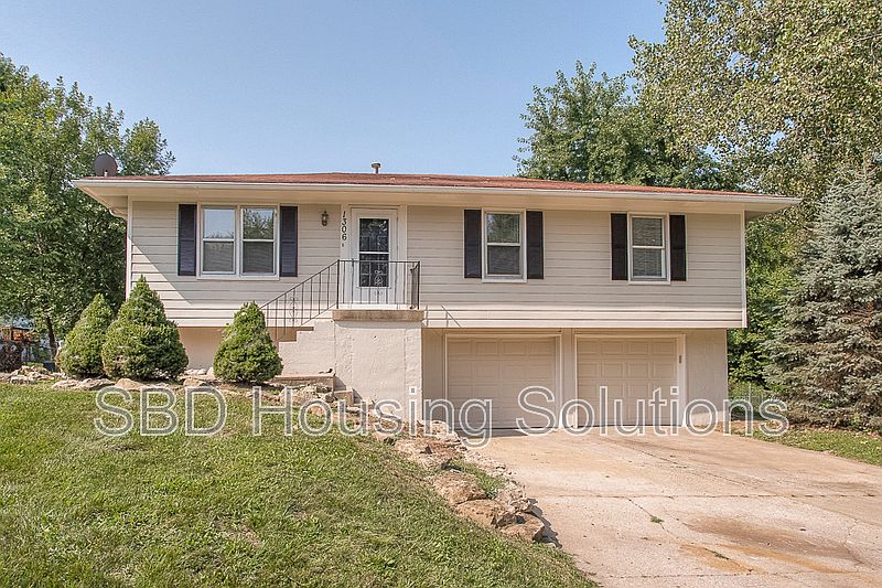 1st image of 1306 SE Knight Cir