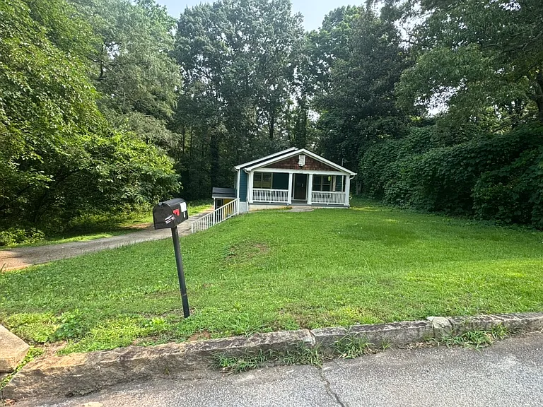 2726 White Oak Dr — Photo 4