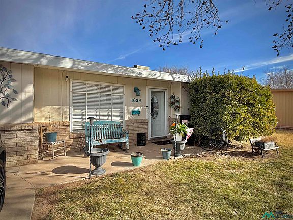 2nd image of 1624 N Eleanor Cir