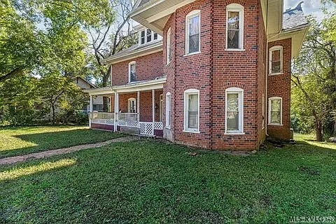 6 bed, 3074 sqft, $2,700 — Photo 2