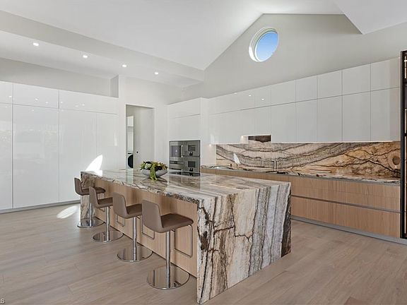 5th image of 2485 Crayton RD