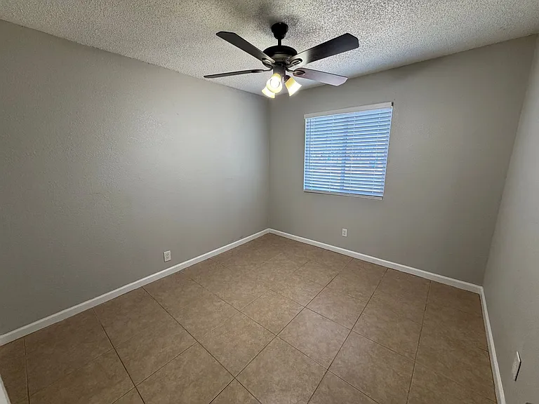 Twin Palms Apartments — Photo 10