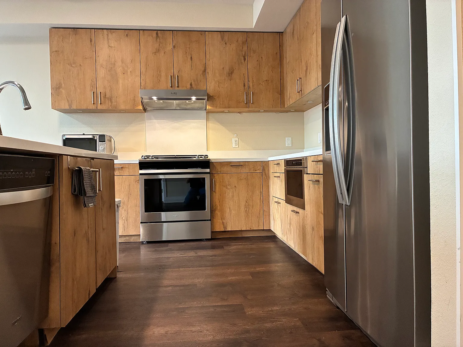 2 bed, 920 sqft, $3,185 — Photo 2