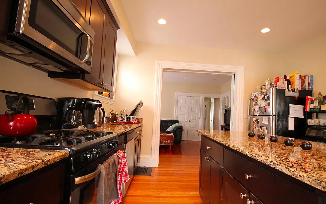 5 bed, 9999 sqft, $4,900 — Photo 3