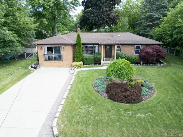 352 Bunny Run Blvd, Lake Orion, MI 48362