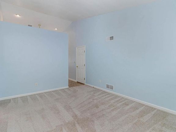 5th image of 33 Ridgeway Dr