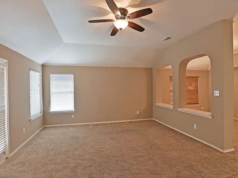 1073 Red Hawk Dr — Photo 3