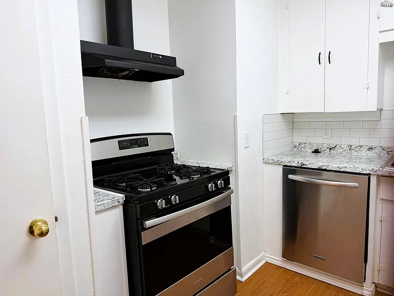 2951 Moffett Ave — Photo 5
