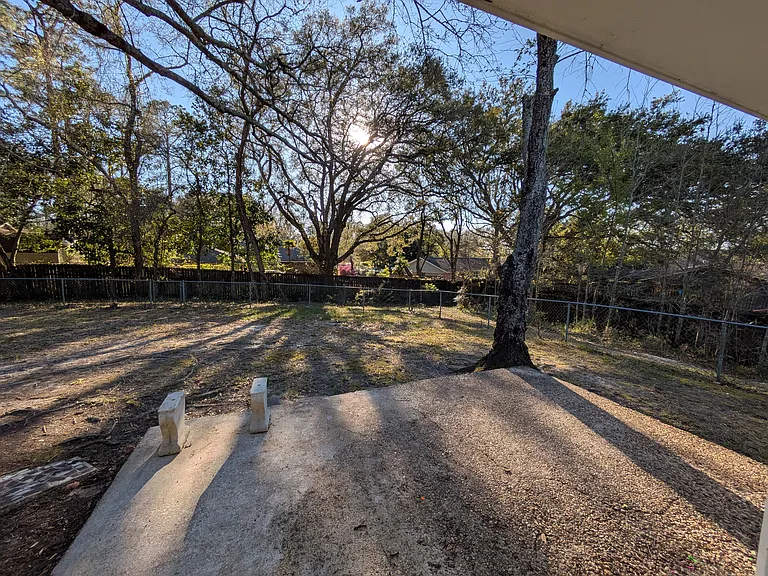 1221 Wellington Ln — Photo 3