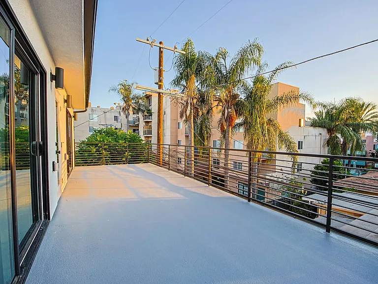 1223 N June St — Photo 13