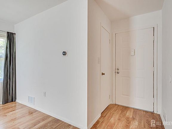 3rd image of 294 Hatfield Ln