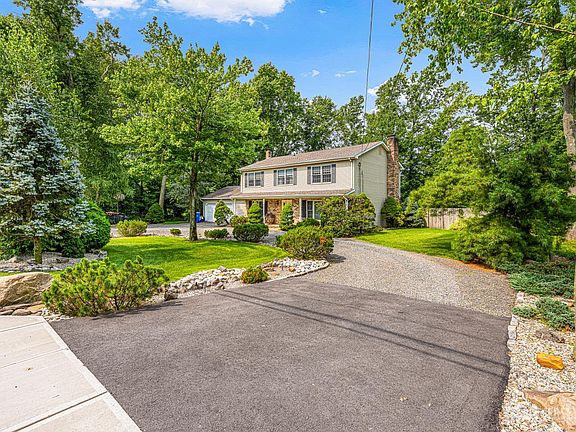 3rd image of 174 Cottrell Rd
