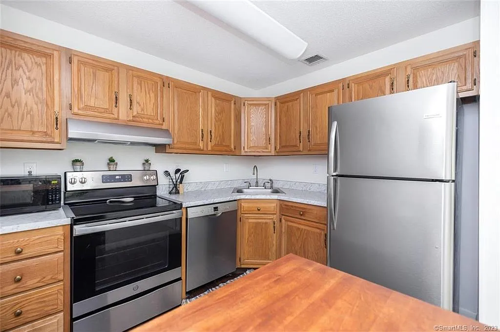 1104 Twin Circle Dr — Photo 3