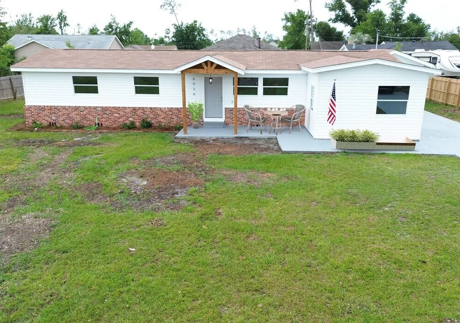 Pet Friendly! Charming 3 Bedroom, 3 Bath, Home — Photo 1
