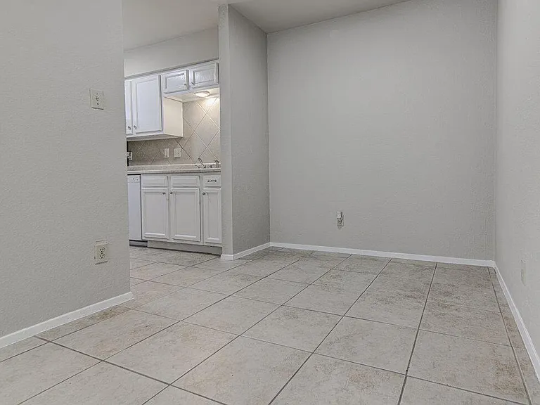900 Sirocco Dr #B — Photo 8