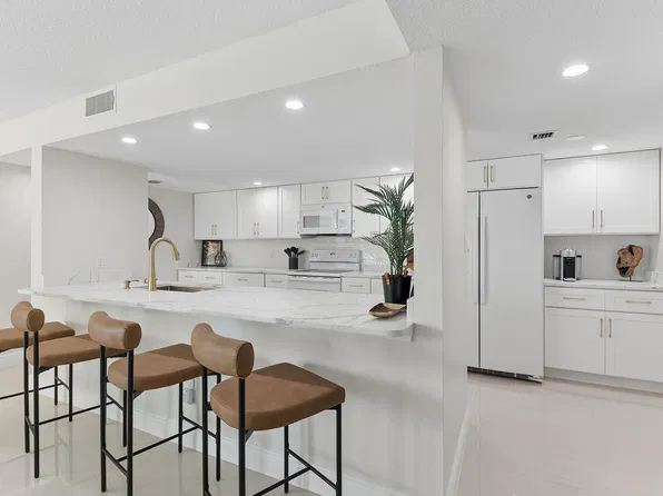 2025 LAVERS Circle #D404, Delray Beach, FL 33444
