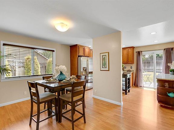 4th image of 580 Edelweiss Dr