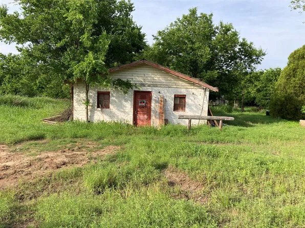 205 S Prairie Ave, Petrolia, TX 76377