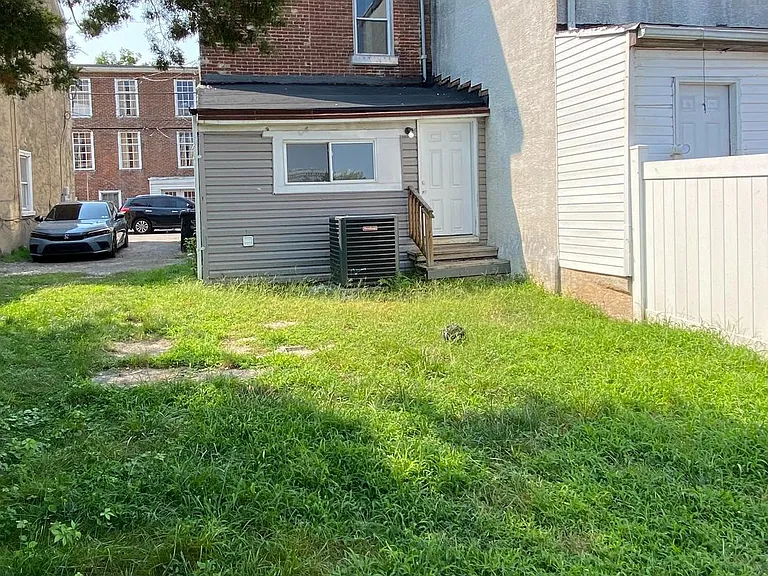220 Pearl St — Photo 4