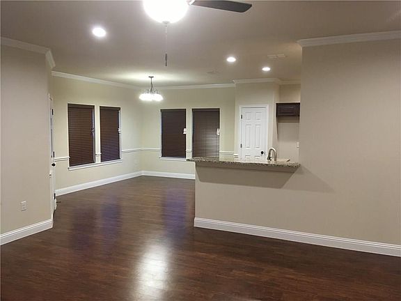4th image of 300 N Hyde Park Blvd