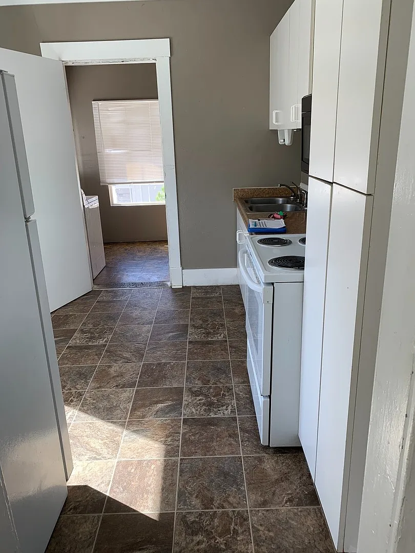 Move-In Discount $195.00 2 bed, 1 bath Upstairs Apartment in Vintage Home — Photo 4
