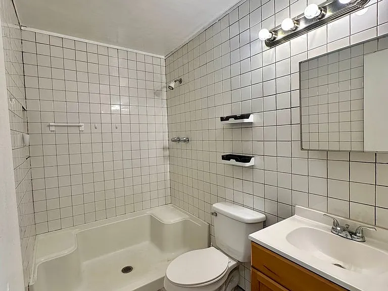 1604 Summit St — Photo 7