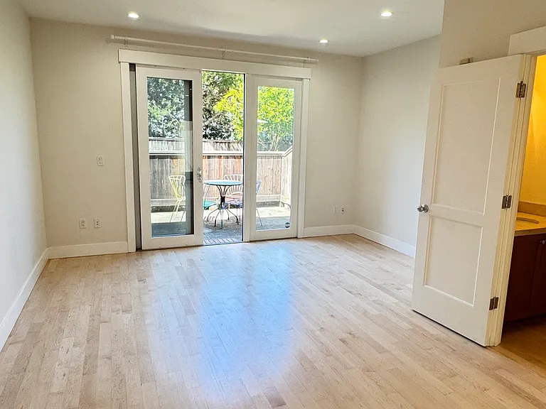 926 Grove St #2 — Photo 4
