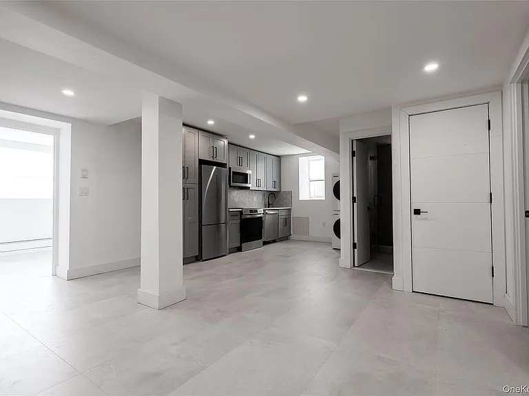 315 West Broadway — Photo 24
