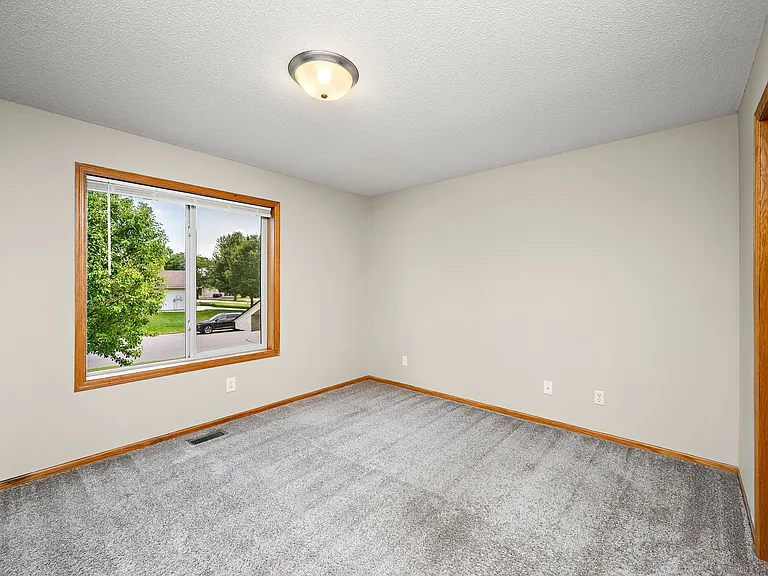 487 Thomas Ave — Photo 12