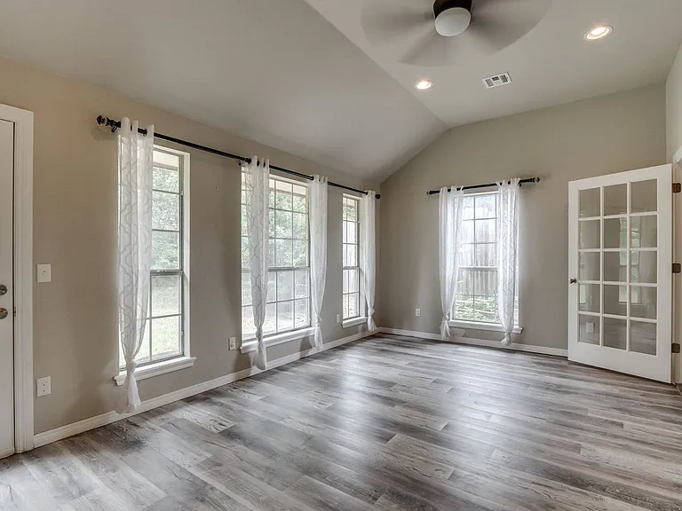 2701 Shady Tree Ln — Photo 7