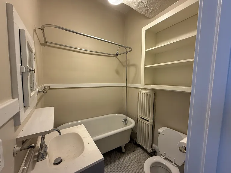 28-30 Park Ave #7 — Photo 3