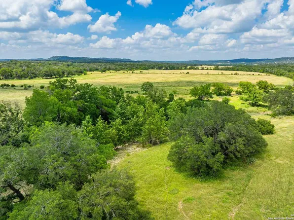 8 Cypress Creek Rd, Comfort, TX 78013