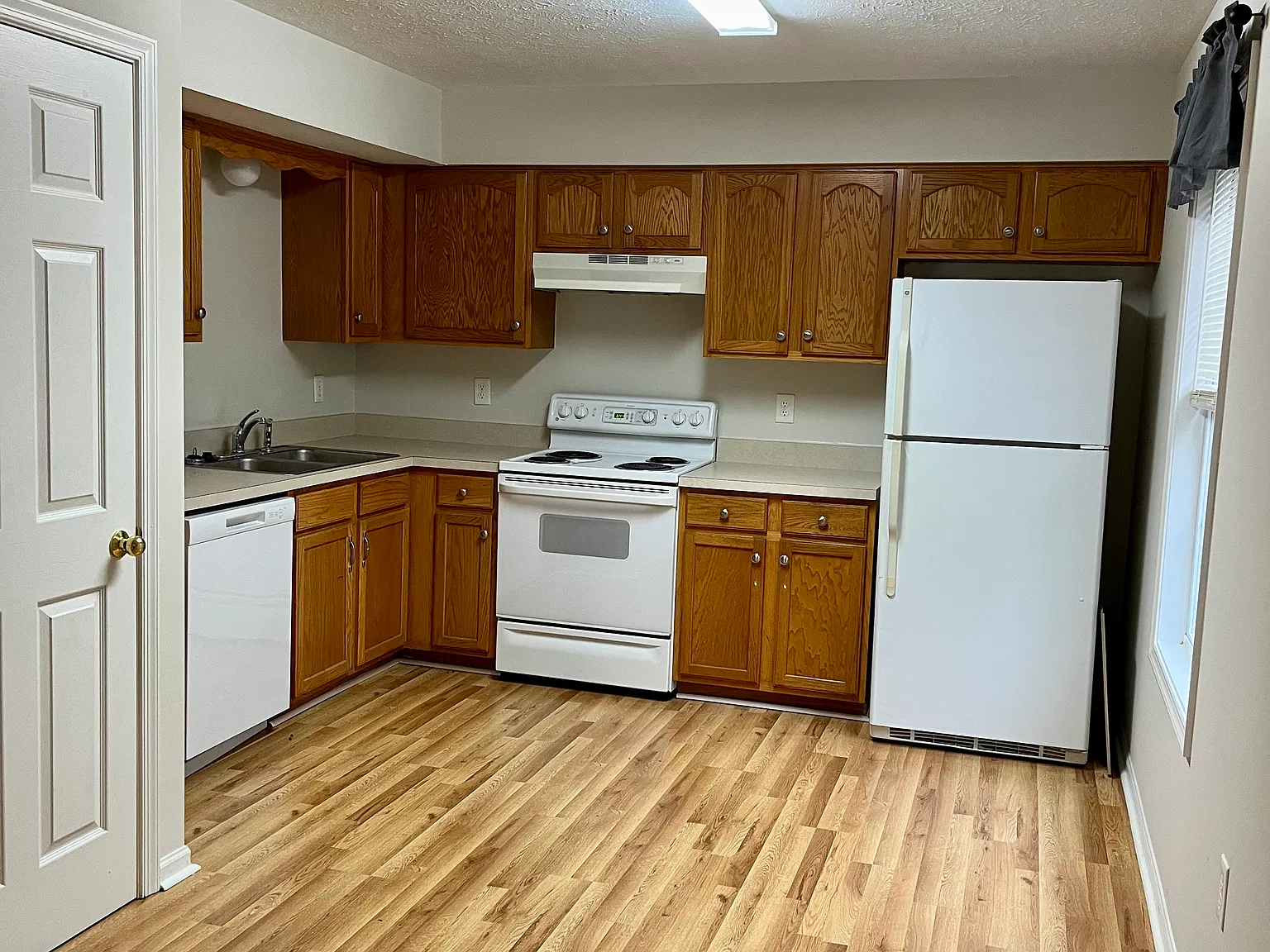 2 bed, 1.5 bath, 990 sqft, $1,600 — Photo 4