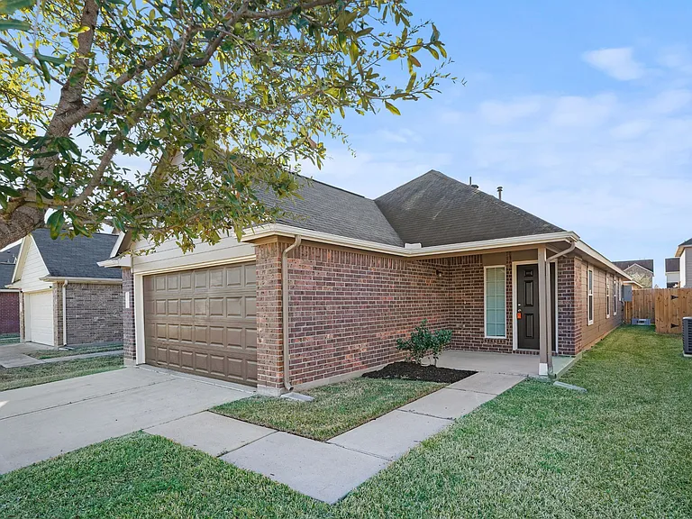19035 Brescia Ln — Photo 3