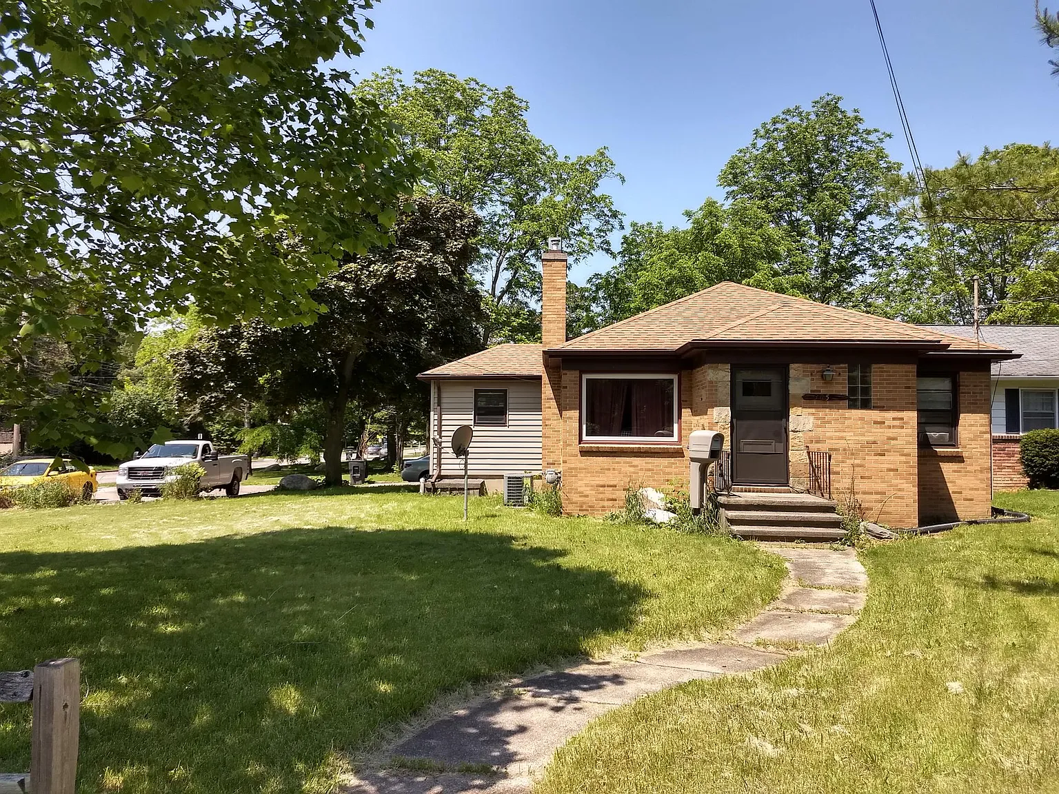 305 N Hagadorn Rd — Photo 2
