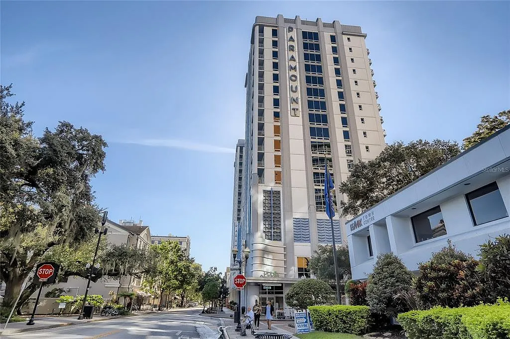 1 bed, 1.0 bath, 722 sqft, $2,000 — Photo 2
