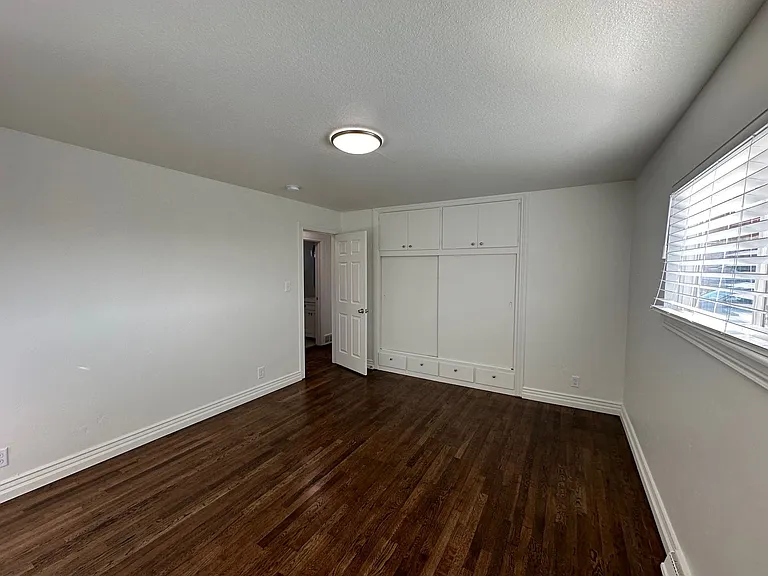 906 E Elm St — Photo 10