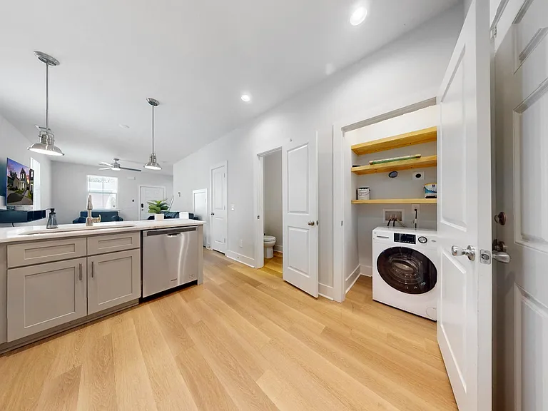2045 Arbutus Ave — Photo 9