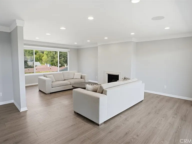 321 E Stocker St #301 — Photo 3