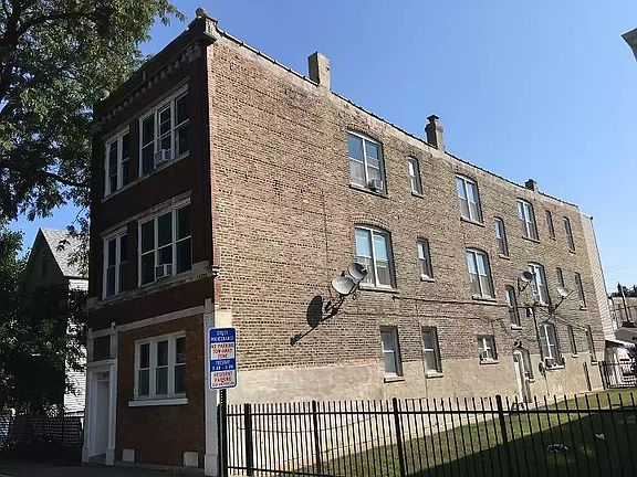 Side of building
1237 S 51st Ave